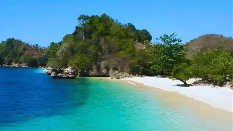 Tiga Warna Beachh