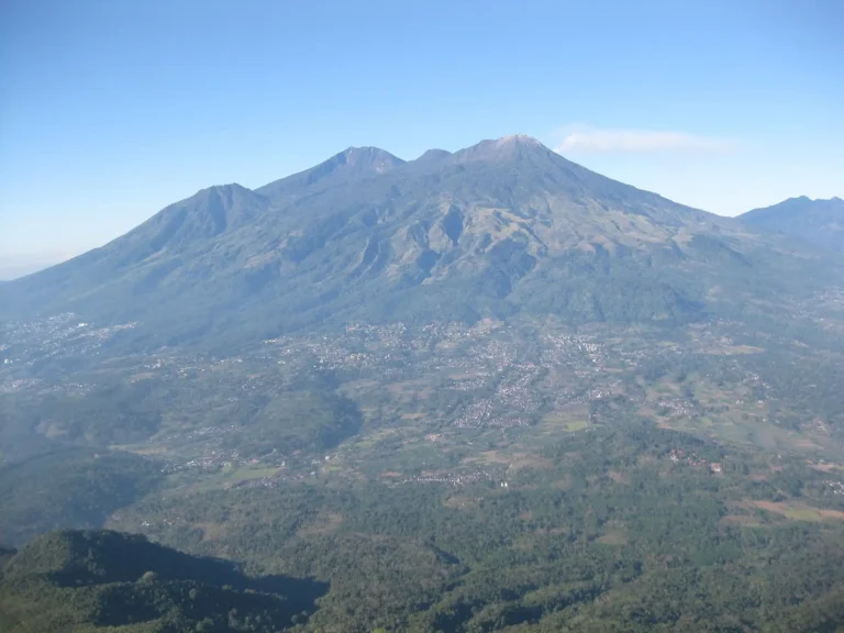 Arjuno–Welirang seen from Mount Penanggungan